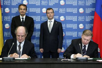 El presidente de Repsol, Antonio Brufau (izq), y el dueño del grupo Alliance, Musá Bazáev, durante la firma de la alianza mediante un memorando para la constitución de una empresa mixta.