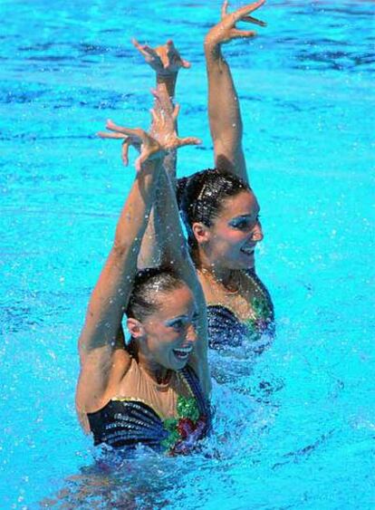 Las nadadoras Andrea Fuentes y Gemma Mengual durante la prueba que deparó al equipo español la tercera medalla de plata de los Mundiales de Roma