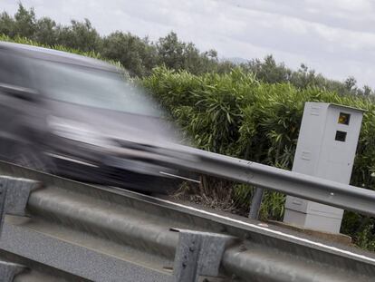 Radar de control de velocidad situado en el km 29,1 de la carretera A-92.