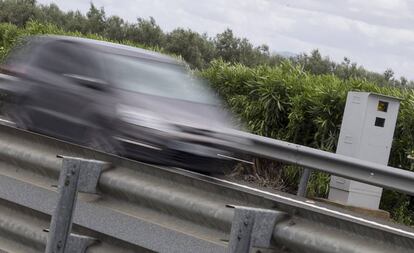 Radar de control de velocidad situado en el km 29,1 de la carretera A-92.