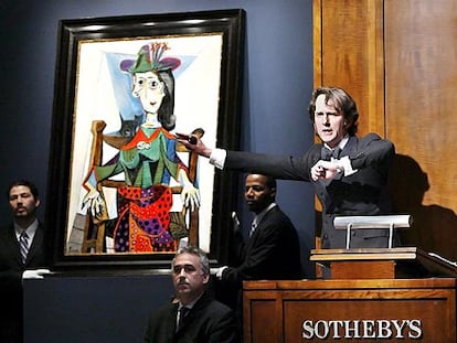 El subastador Tobias Neyer acepta una de las ofertas por 'Dora Maar con gato', de Pablo Picasso, en una subasta de Sotheby's de 2019.