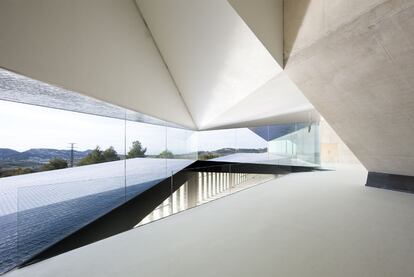 El horizonte marino penetra en el interior del auditorio.