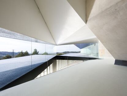 El horizonte marino penetra en el interior del auditorio.