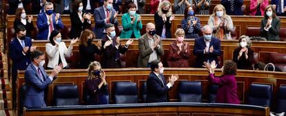 La bancada del Gobierno aplaude a la ministra de Hacienda, María Jesús Montero, en el Congreso.
