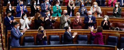 La bancada del Gobierno aplaude a la ministra de Hacienda, María Jesús Montero, en el Congreso.