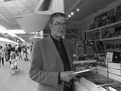 El editor Rafael Borràs, en la Feria del Libro de Madrid de 1998, año en el que se le tributó un homenaje.