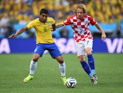 Paulinho e Rakitic.