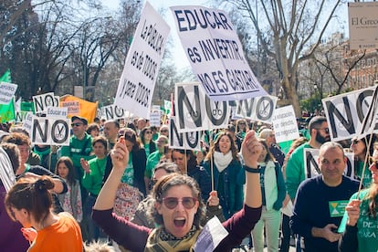 Participantes en la manifestación por la educación pública en Madrid, este domingo. 