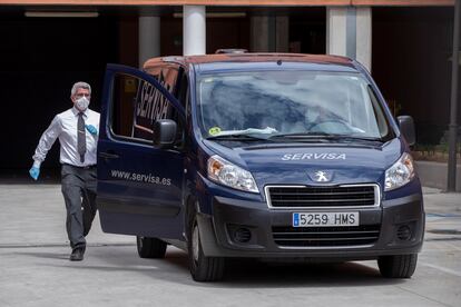 Un trabajador de una funeraria durante la recogida de una persona mayor fallecida en la residencia de ancianos Caser, de la pedanía murciana de Santo Ángel.