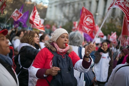 Ambiente durante la manifestación de cuidadoras a domicilio, frente al Ayuntamiento de Madrid.