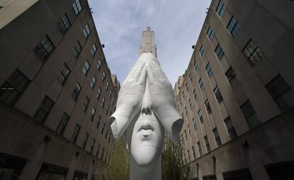 La escultura 'Behind the Walls' (Detrás de los muros) del artista catalán Jaume Plensa, en el Rockefeller Center en 5th Avenue, en Nueva York (EE UU), durante una pase de medios con motivo de la inauguración de la nueva edición de 'Frieze Sculpture'. 14 artistas locales e internacionales participarán de la muestra.