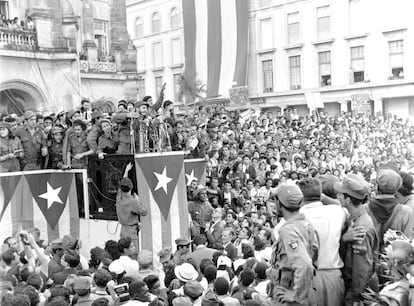 Fidel Castro se dirige a la multitud frente al palacio presidencial de La Habana, en enero de 1959.