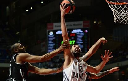 Mirotic coge un rebote