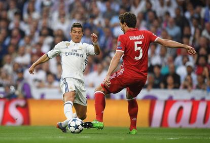 Cristiano Ronaldo (izquierda) y Mats Hummels luchan por el balón.