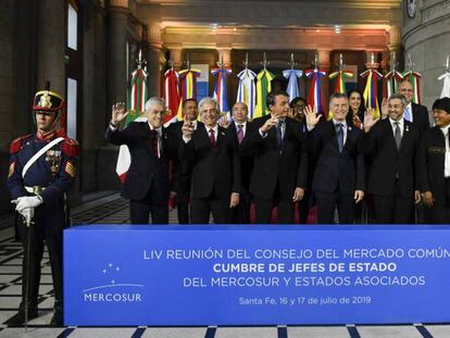 Los presidentes del Mercosur y sus dos países asociados, Chile y Bolivia, posan para la foto de familia tras la cumbre de jefes de Estado