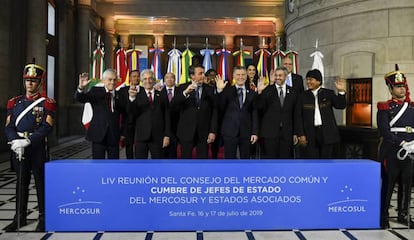 Los presidentes del Mercosur y sus dos países asociados, Chile y Bolivia, posan para la foto de familia tras la cumbre de jefes de Estado