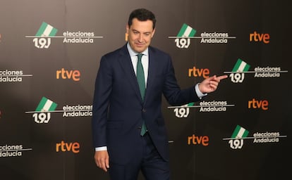 Juanma Moreno, presidente de la Junta y candidato del Partido Popular, llega al debate. El candidato del PP ha criticado a Macarena Olona, la candidata de Vox, para dar más credibilidad a su mensaje: "La señora Olona no quiere que Andalucía sea una autonomía. La única opción viable y posible es la que nosotros estamos representando, desde la sensatez y la moderación".