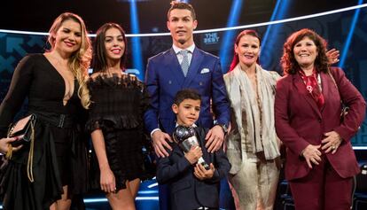 Cristiano Ronaldo posa con su novia, su hijo, su madre y sus dos hermanas durante la gala de los premios The Best de la FIFA en Zúrich.