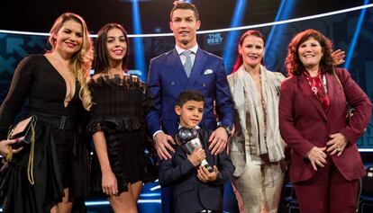 Cristiano Ronaldo posa con su novia, su hijo, su madre y sus dos hermanas durante la gala de los premios The Best de la FIFA en Z&uacute;rich.