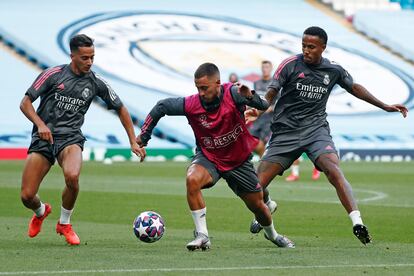 Eden Hazard, este jueves en Mánchester, entre Lucas Vázquez y Militão.