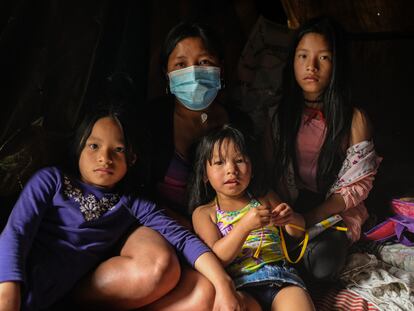 Damari Teresa Eva Valencia, de 27 años, y sus tres hijas, en la caseta en la que están acampando desde el 29 de septiembre.