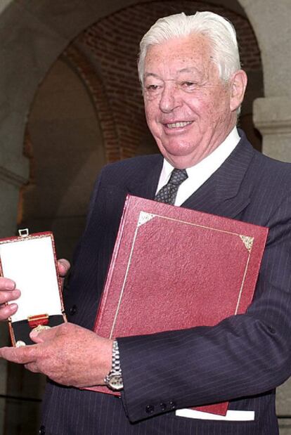 Guillermo Luca de Tena, con la medalla de oro de la Comunidad de Madrid concedida al periódico <i>Abc</i> en su centenario, en 2003.