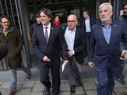 En el centro, el abogado Gonzalo Boye acompaña al expresidente Carles Puigdemont, en una imagen de archivo.