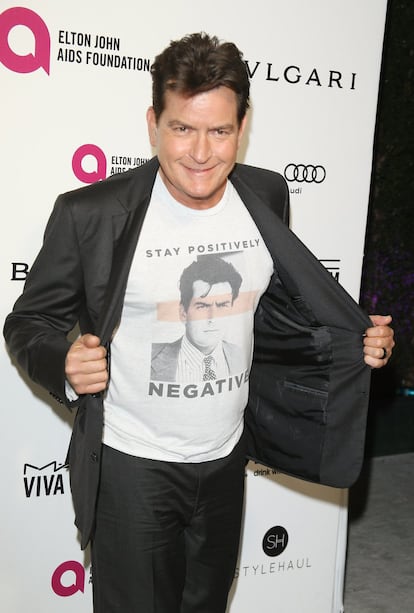 Charlie Sheen na festa anual pós-Oscar organizada por Elton John que arrecada recursos para sua fundação que luta contra a Aids.