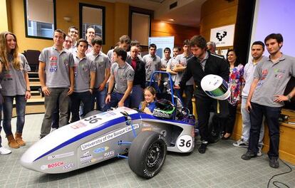 Los estudiantes que han participado en el proyecto, en la presentación del coche en Bilbao.