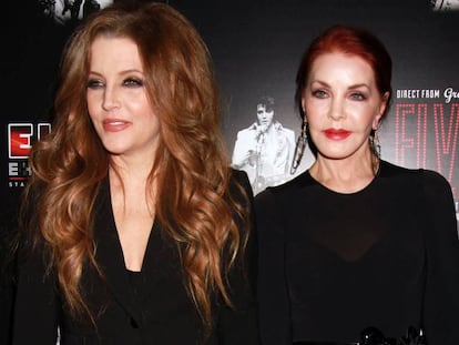 Lisa Marie y, a la derecha, Priscilla Presley, en abril de 2015.