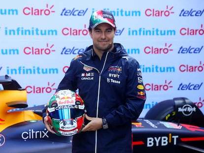 El mexicano Checo Pérez muestra su casco especial para el Gran Premio de México.