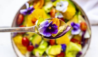 Ensalada de tomates, aguacates y flores.