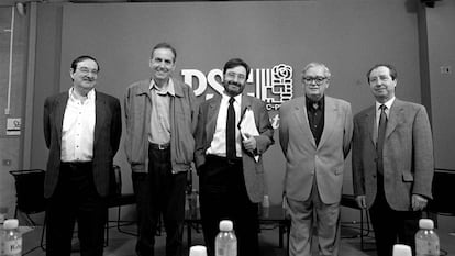 Josep Verde i Aldea, el primero por la derecha, junto a algunos l&iacute;deres hist&oacute;ricos del PSC