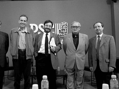 Josep Verde i Aldea, el primer per la dreta, amb alguns líders històrics del PSC.