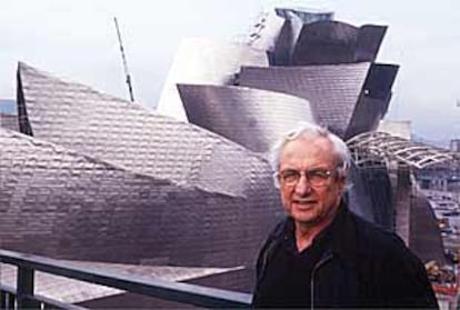 Frank Gehry, en el Museo Guggenheim de Bilbao en 1997.