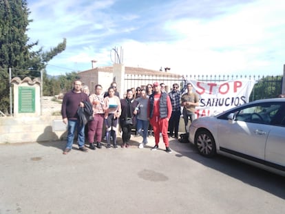 Activistas concentrados para paralizar un desahucio en Baleares, este jueves.