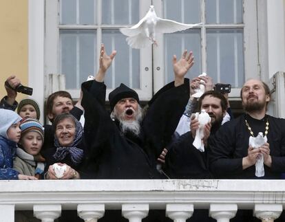 El obispo de la Iglesia Ortodoxa Rusa Panteleimon (c) y otros sacerdotes liberan palomas durante la celebración de la Anunciación en la iglesia de San Príncipe Dmitri en Moscú (Rusia).