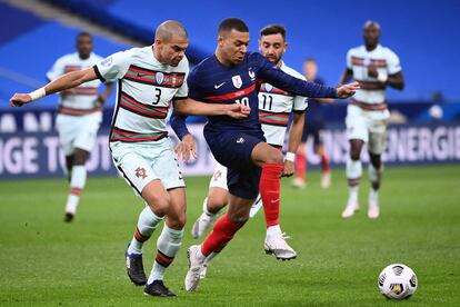 Pepe le cierra el paso a Mbappé.