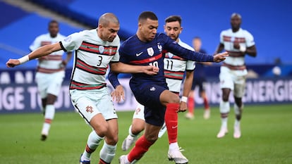 Pepe le cierra el paso a Mbappé.