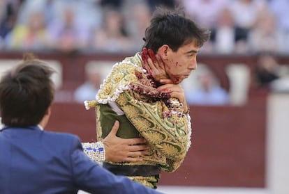 Jim&eacute;nez Fortes, tras recibir una cornada en el cuello en Las Ventas. 