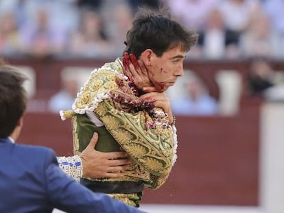 Jim&eacute;nez Fortes, tras recibir una cornada en el cuello en Las Ventas. 