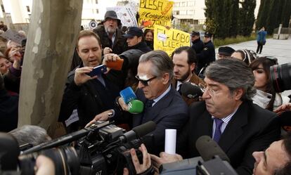 A su salida de los juzgados el expresidente de Caja Madrid, es rodeado por medios de comunicación y afectados por las preferentes.