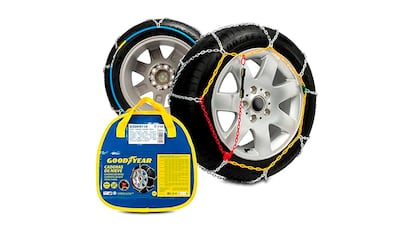 Correntes de neve para um carro em um fundo branco.