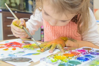 Una niña haciendo manualidades.