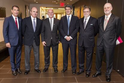 Alan D. Solomont (ex embajador de Estados Unidos en España), Luis de Guindos (ministro de Economía y Competitividad en funciones), Eduardo Ferreyros (Ministro de Comercio Exterior y Turismo de Perú), Alfonso Prat-Gay (ministro de Hacienda y Finanzas Públicas de Argentina), Juan Luis Cebrián (presidente ejecutivo del grupo Prisa) y Ramon Gil-Casares (embajador de España en Washington) asisten al foro económico 'Latinoamérica, España y los Estados Unidos en la economía global', organizado por EL PAÍS y la Cámara de Comercio España-EEUU, en Nueva York.