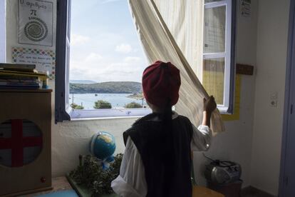 <p>Minutos antes de que comience el desfile, Christos mira por la ventana abierta de la escuela cómo se aproxima un transbordador a la isla, con la esperanza de que traiga más espectadores para su actuación. </p> <p>Ir a Arkoi no es tarea fácil, ya que no hay un ferry que la conecte directamente con El Pireo, el principal puerto de Grecia. Primero hay que viajar a Patmos o Leros, y luego buscar un ferry que lo lleve a Arkoi. En invierno, cuando el clima es muy malo, no hay conexión con las islas más grandes por días. El invierno pasado, después de una mala tormenta,el colegio no tuvo teléfono durante meses y, debido al aislamiento, se tarda mucho en realizar cualquier reparación. Las cosas mejoran en el verano, cuando hay afluencia turística. </p>