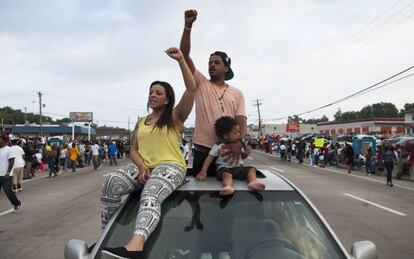 Manifestantes en Ferguson en un coche en la avenida epicentro de las protestas.