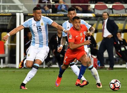 Alexis Sánchez conduce el balón.