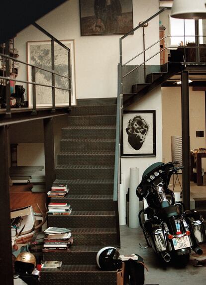 Bajo la escalera, obra de Ángel Haro y su Harley Davidson Street Glide. Arriba, una obra de supareja, Frédérique Bangerter.