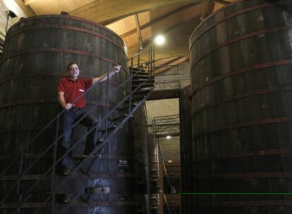 Jesús Azcárate posa junto a unas tinas de 26.000 litros de las bodegas Muga.